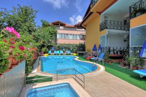 The swimming pool at or close to Mandalinn Hotel