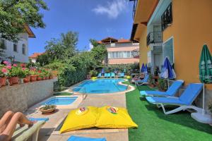 The swimming pool at or close to Mandalinn Hotel