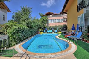 The swimming pool at or close to Mandalinn Hotel