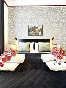 een slaapkamer met 2 bedden en bloemen aan de muur bij Giuliano Guest House in Rome