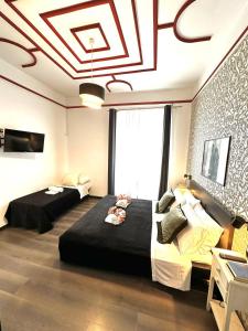 een slaapkamer met 2 bedden en een groot raam bij Giuliano Guest House in Rome