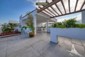 un ampio patio con piante su un edificio di Amazing 1BR w/Rooftop Pool a Puerto Vallarta