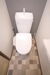 La salle de bains est pourvue de toilettes blanches. dans l'établissement Time Traveler Izu-Shuzenji Onsen - Vacation STAY 32421v, à Izu