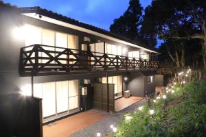 une maison avec une terrasse éclairée dans l'établissement Time Traveler Izu-Shuzenji Onsen - Vacation STAY 32421v, à Izu