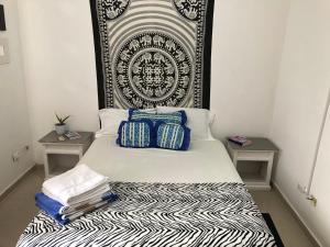 聖多明各的住宿－Adorable Santo Domingo，一张床上有两个枕头的房间
