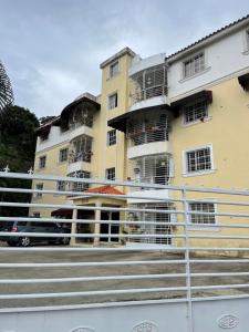 un edificio amarillo con un coche aparcado delante de él en Adorable Santo Domingo, en Santo Domingo