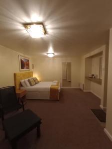 um quarto de hotel com uma cama e um sofá em QT em Gildingwells