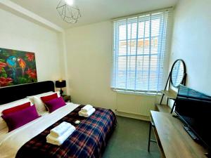 um quarto com uma cama com toalhas em Bristol City Stays - Cabot Circus em Bristol