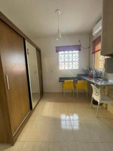eine Küche mit einem Tisch und gelben Stühlen in einem Zimmer in der Unterkunft Casa mobiliada de 1 quarto na R Oliveira Alves Fontes, 597 - 597 A - Jardim Gonzaga in Juazeiro do Norte