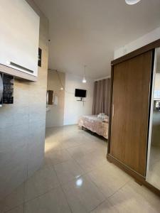 Zimmer mit einem Bett und einer Glasschiebetür in der Unterkunft Casa mobiliada de 1 quarto na R Oliveira Alves Fontes, 597 - 597 A - Jardim Gonzaga in Juazeiro do Norte