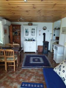 een woonkamer met een tafel en een fornuis bij Kosbor Kuckó in Kismaros