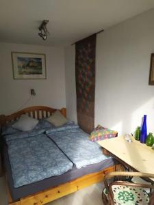 een slaapkamer met een bed, een tafel en een bureau bij Kosbor Kuckó in Kismaros