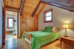 Ένα ή περισσότερα κρεβάτια σε δωμάτιο στο Remote Escape Vermont Cabin with Mountaintop Views!