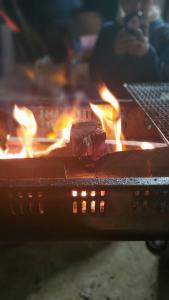 um fogão com fogo com uma pessoa ao fundo em KIRIKUSHI COASTAL VILLAGE - Vacation STAY 37273v em Kure