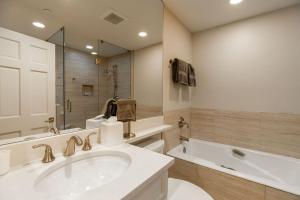 bagno con lavandino e vasca di Northwood's Ski-In Ski-Out by Vail Realty a Vail