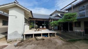 呉市にあるKIRIKUSHI COASTAL VILLAGE - Vacation STAY 37273vの木製のテーブルが前に置かれた家