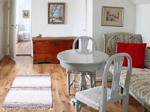 Zimmer mit einem Tisch, 2 Stühlen und einem Bett in der Unterkunft Holiday home LAHOLM IX in Laholm
