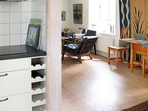 eine Küche und ein Wohnzimmer mit einem Tisch und Stühlen in der Unterkunft Holiday home LAHOLM IX in Laholm