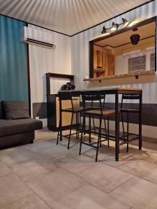 a dining room with a table and chairs and a mirror at Eco-Logis le 50, maison avec jardins et terrasse privatifs in Mondeville