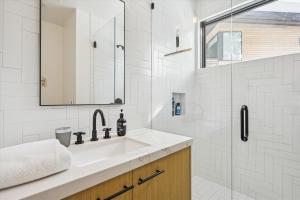 Ένα μπάνιο στο Diamond Run at Palisades - Luxury Townhome, Ski Shuttle Pet Friendly and Hot Tub! +17 φωτογραφίες
