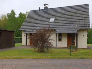 een huis met een dakraam in een straat bij Karlshagen, Ferienhaus am Hasenwinkel in Ostseebad Karlshagen