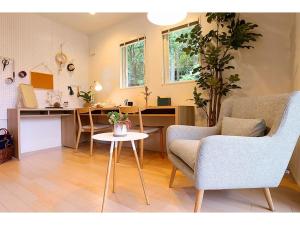 een woonkamer met een stoel en een tafel bij Class Vesso Tateshina - Vacation STAY 51972v in Chino