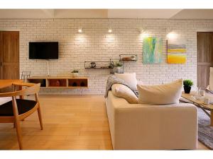 een woonkamer met een bank en een tv bij Class Vesso Tateshina - Vacation STAY 51972v in Chino