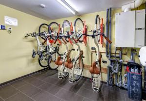 une chambre avec plusieurs vélos suspendus sur un mur dans l'établissement Koserow, Koserower Strand - App, à Ostseebad Koserow