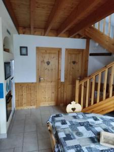 um quarto com uma cama e um tecto de madeira em Le Chalet du Bucheron em Gérardmer