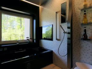 łazienka z umywalką i oknem w obiekcie Class Vesso Tateshina - Vacation STAY 51980v w mieście Chino