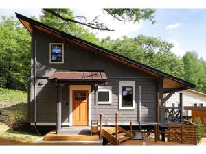 une petite maison avec une véranda et une porte orange dans l'établissement Class Vesso Tateshina - Vacation STAY 51898v, à Chino