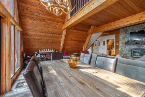 un tavolo in legno con sedie e un vaso in cima di Ember Ridge Retreat by Tahoe Getaways - 3BR Pet-Friendly Carnelian Bay Rental w Fenced Yard, Ping Pong, Hot Tub, Near Northstar a Carnelian Bay
