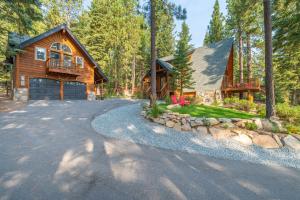 una casa nel bosco con un vialetto di Ember Ridge Retreat by Tahoe Getaways - 3BR Pet-Friendly Carnelian Bay Rental w Fenced Yard, Ping Pong, Hot Tub, Near Northstar a Carnelian Bay