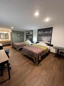 Postel nebo postele na pokoji v ubytování Super 8 by Wyndham McAllen-Downtown-Airport-LA Plaza Mall