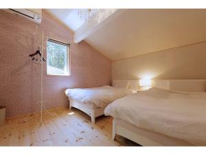 1 dormitorio con 2 camas y ventana en Class Vesso Tateshina - Vacation STAY 51965v en Chino