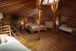Una habitación con 2 camas en una yurta en La Veleta Cádiz en Cádiz