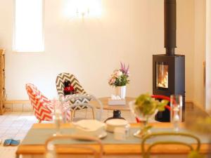 sala de estar con mesa con sillas y chimenea en Class Vesso Tateshina - Vacation STAY 51965v, en Chino
