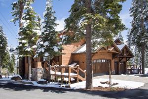 Gondola Getaway- Ski-in Ski-out - Luxury 4 BR, Private Hot Tub, HOA Amenities during the winter