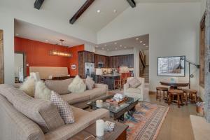 A seating area at Gondola Getaway- Ski-in Ski-out - Luxury 4 BR, Private Hot Tub, HOA Amenities