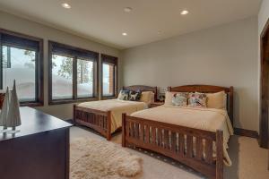 A bed or beds in a room at Gondola Getaway- Ski-in Ski-out - Luxury 4 BR, Private Hot Tub, HOA Amenities