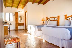 Habitación de hotel con 2 camas y baño en Finca Selah, en Ensenada