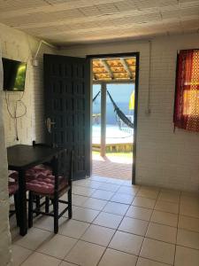 Solar da Suzi في برايا دو روزا: غرفة طعام مع طاولة وإطلالة على المحيط