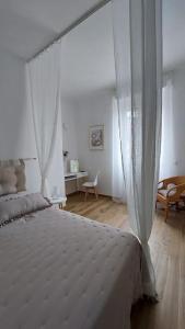 een slaapkamer met een bed met een wit bedframe bij appartamento Enrica in Lovere