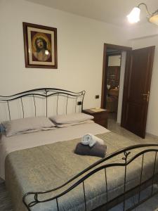 Un dormitorio con una cama con una toalla. en Appartamento Beatrice e Vioris, en Pila