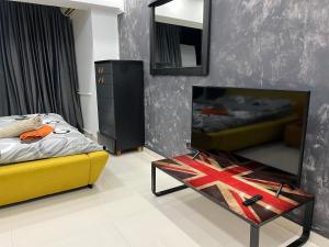 een slaapkamer met een bed, een spiegel en een tafel bij APARTMENT 58 Unirii 75 H1 in Boekarest