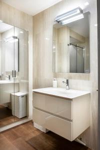 W łazience znajduje się umywalka i lustro. w obiekcie EuroSky Roma Eur w Rzymie