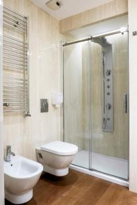 W łazience znajduje się prysznic, toaleta i umywalka. w obiekcie EuroSky Roma Eur w Rzymie