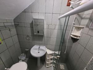 ボンビーニャスにあるPRAIA DE 4 ILHAS Apartamento 2 Quartos 50M da Praia Com Vistaのトイレと洗面台のある小さなバスルーム +34枚の写真