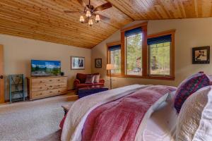 a bedroom with a large bed and a tv at High Country Lodge - Hot Tub, Amenities Access, Shuffleboard and Horse Shoe Pit in Truckee