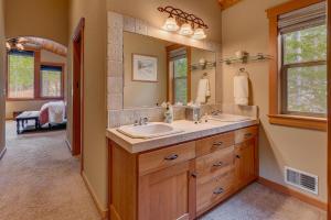 a bathroom with two sinks and a large mirror at High Country Lodge - Hot Tub, Amenities Access, Shuffleboard and Horse Shoe Pit in Truckee +22 photos
